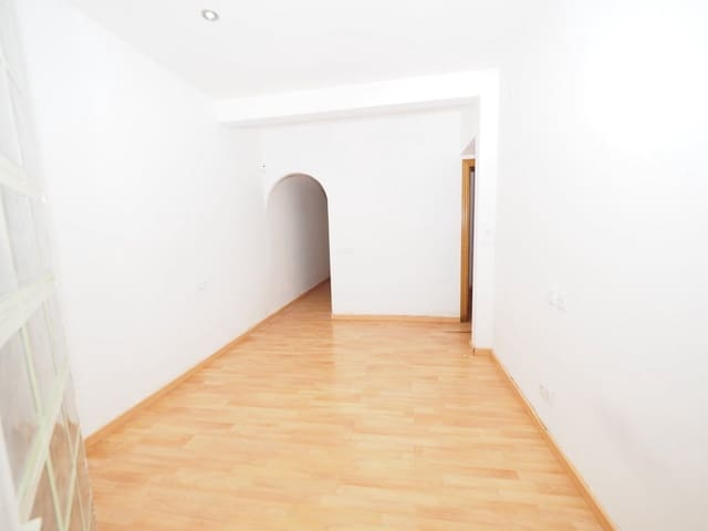 Piso de 2 habitaciones en La Trinitat Vella, Barcelona ciudad en venta - 117.000 € (Ref: 9908519)