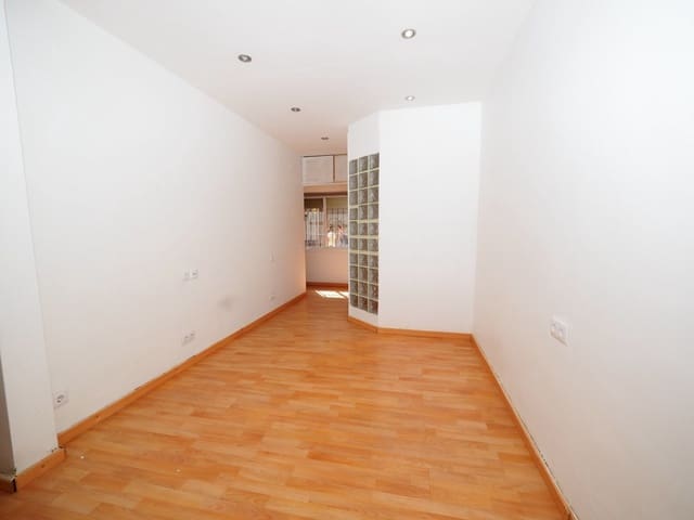 Piso de 2 habitaciones en La Trinitat Vella, Barcelona ciudad en venta - 117.000 € (Ref: 9908519)