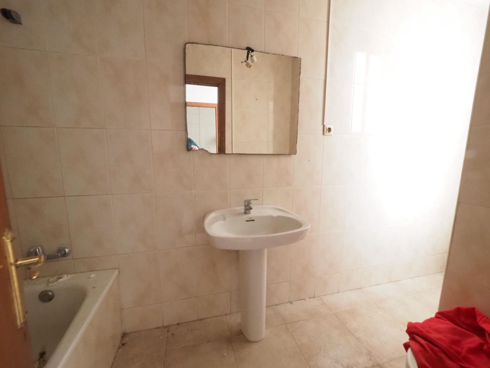 3 bedroom Flat for sale in Tarragona city - € 99,000 (Ref: 9908527)