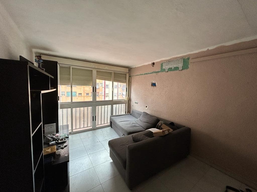 Piso de 3 habitaciones en Badalona en venta - 62.985 € (Ref: 9908528)