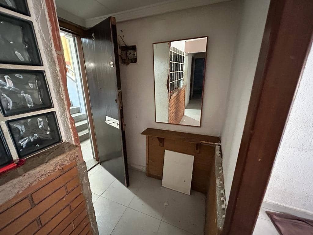 Piso de 3 habitaciones en Badalona en venta - 62.985 € (Ref: 9908528)