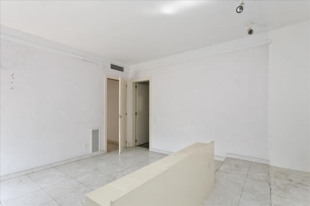 Piso de 6 habitaciones en Igualada en venta - 200.000 € (Ref: 9908529)