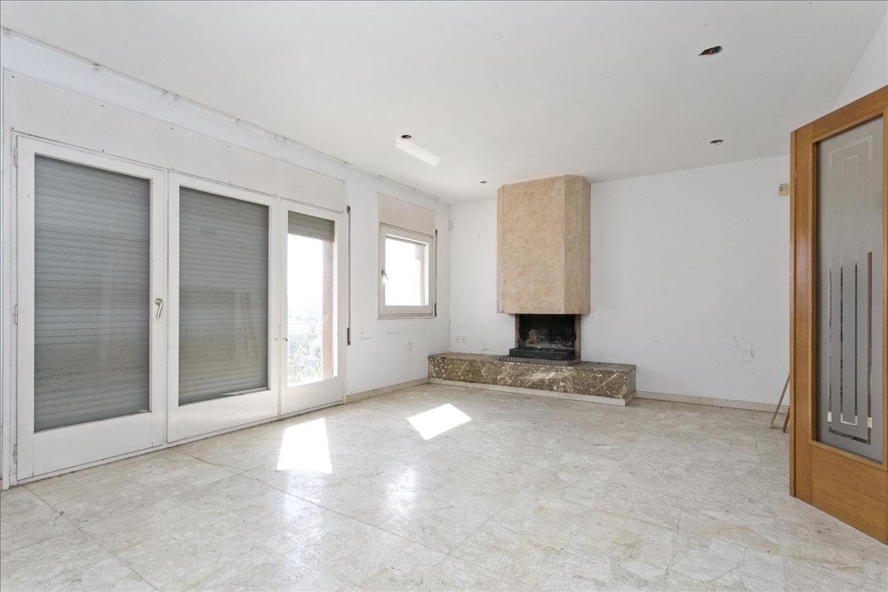 Piso de 6 habitaciones en Igualada en venta - 200.000 € (Ref: 9908529)