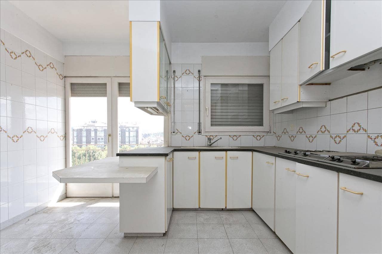 Piso de 6 habitaciones en Igualada en venta - 200.000 € (Ref: 9908529)