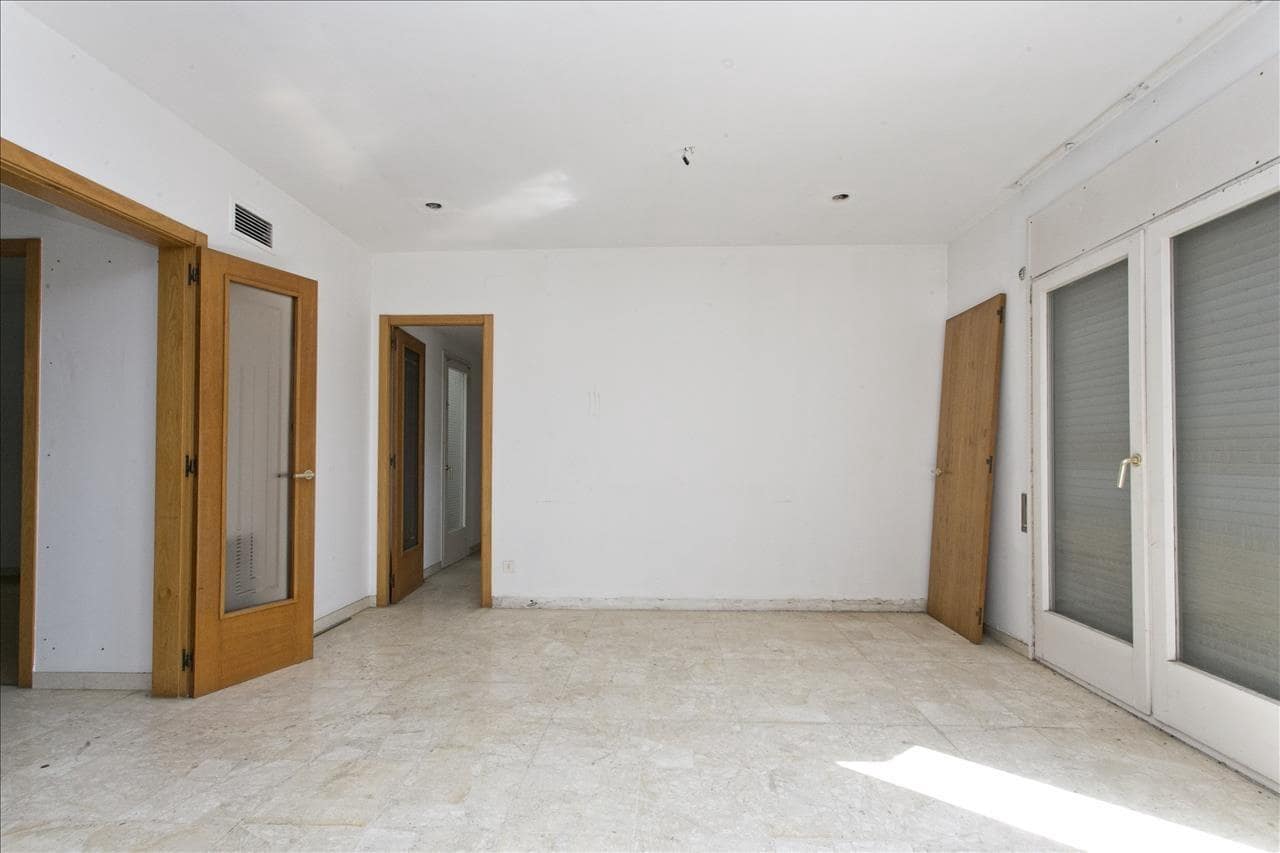 Piso de 6 habitaciones en Igualada en venta - 200.000 € (Ref: 9908529)