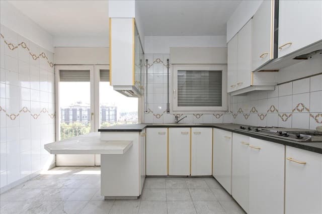 Piso de 6 habitaciones en Igualada en venta - 200.000 € (Ref: 9908529)