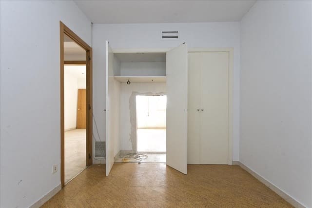 Piso de 6 habitaciones en Igualada en venta - 200.000 € (Ref: 9908529)