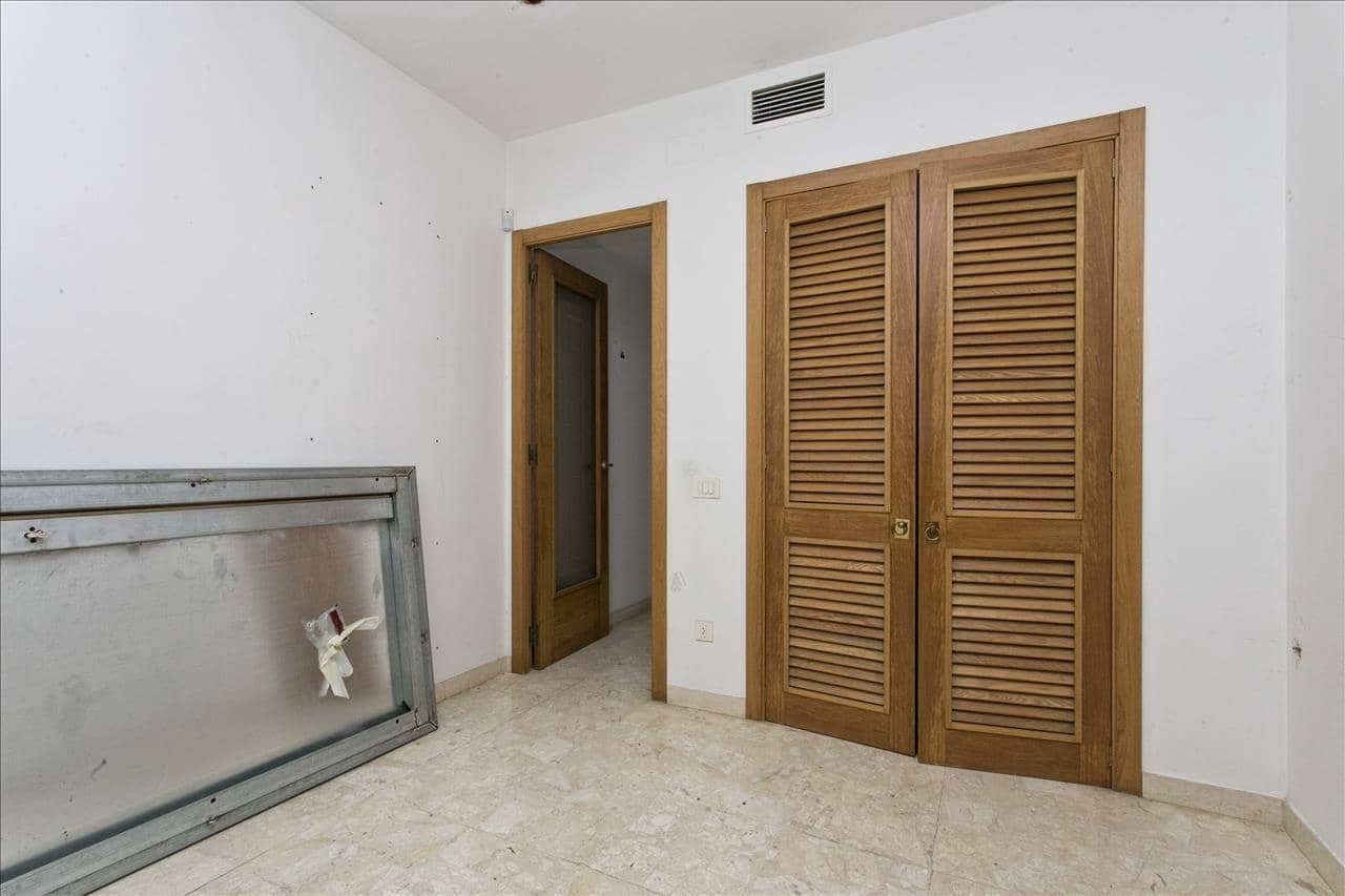 Piso de 6 habitaciones en Igualada en venta - 200.000 € (Ref: 9908529)