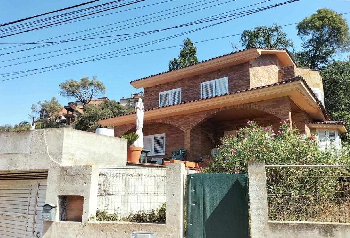 4 sovrum Villa till salu i Sant Fost de Campsentelles med garage - 351 000 € (Ref: 9908565)