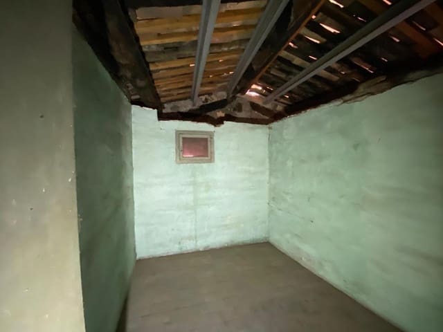 Piso de 3 habitaciones en Berga en venta - 27.000 € (Ref: 9908570)