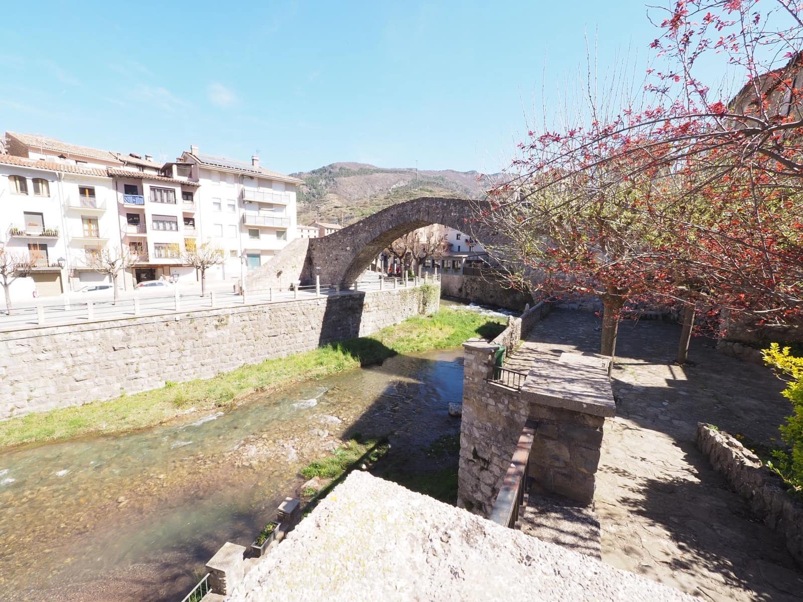 Adosado de 4 habitaciones en La Pobla de Lillet en venta - 61.800 € (Ref: 9908583)