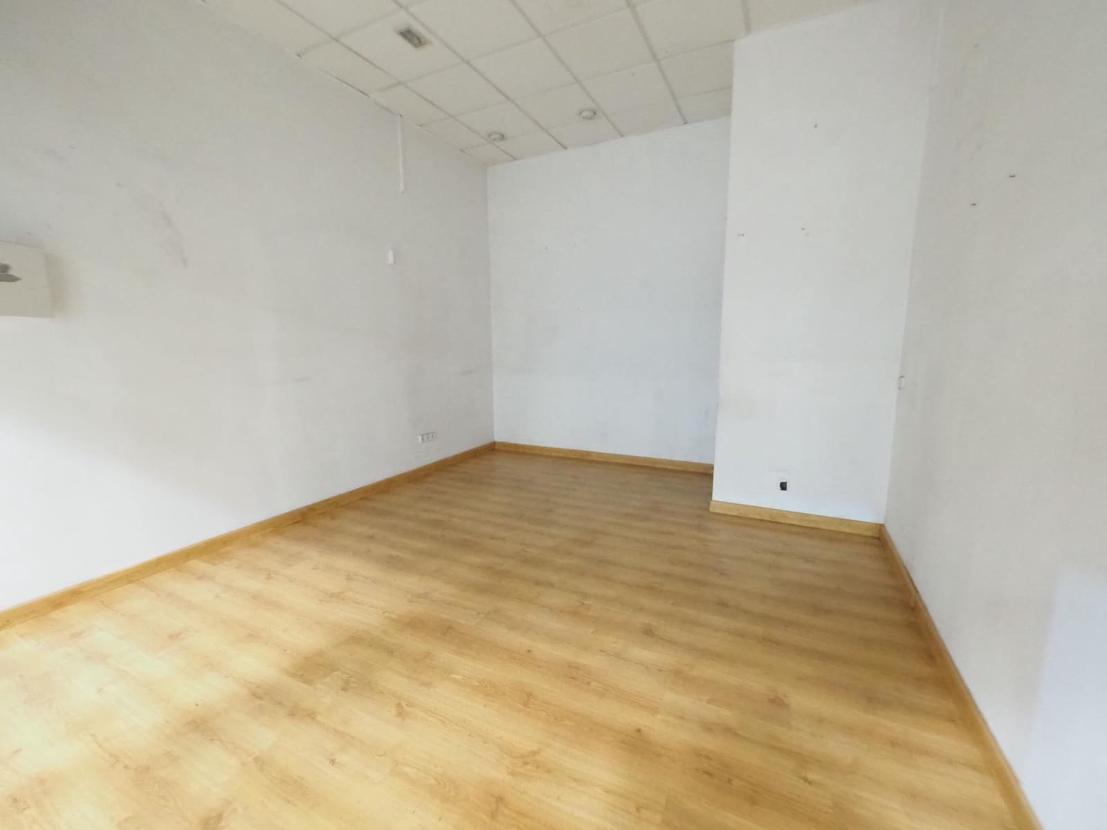 Commercial for sale in Manresa - € 19,000 (Ref: 9908637)