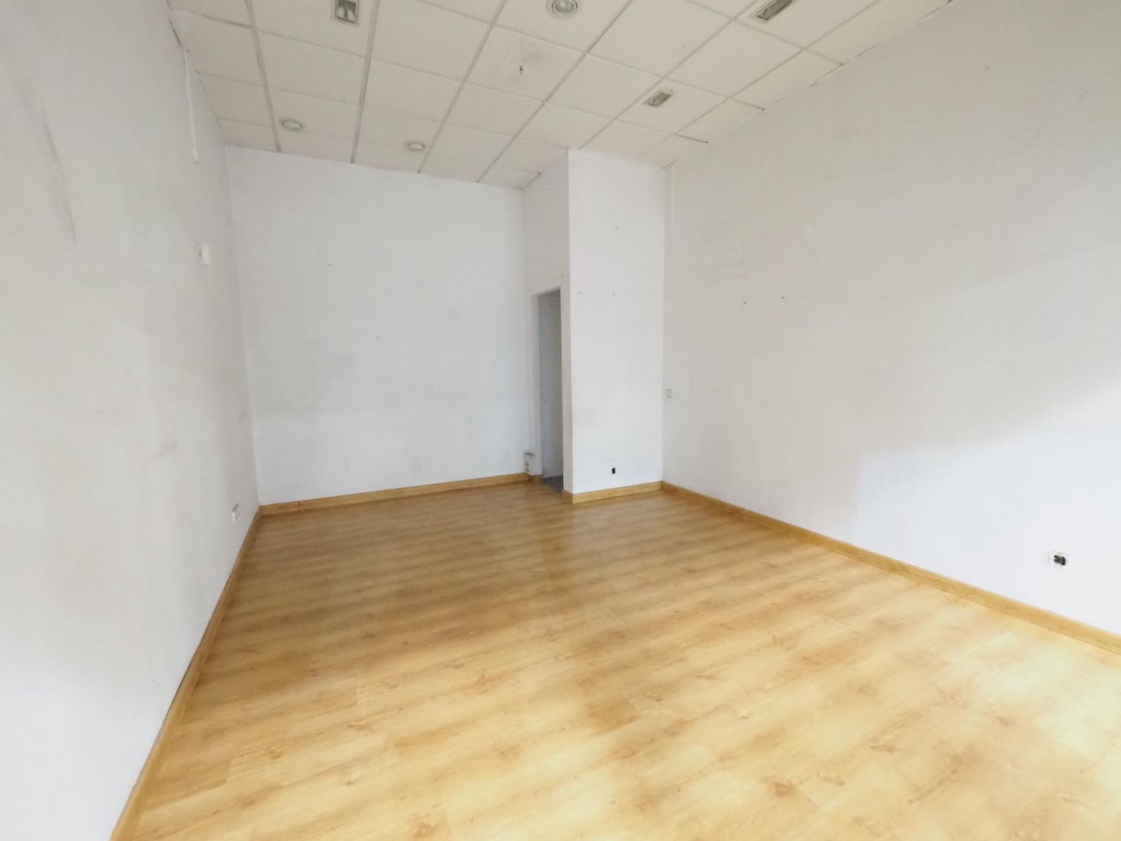 Commercial for sale in Manresa - € 19,000 (Ref: 9908637)