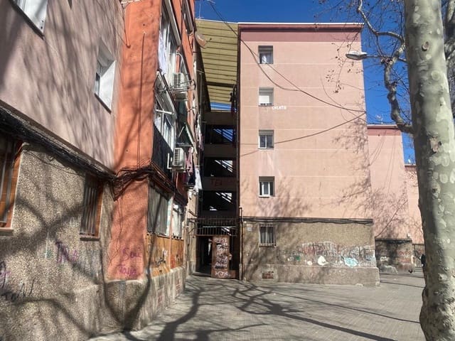 Piso de 3 habitaciones en Badalona en venta - 69.000 € (Ref: 9908643)