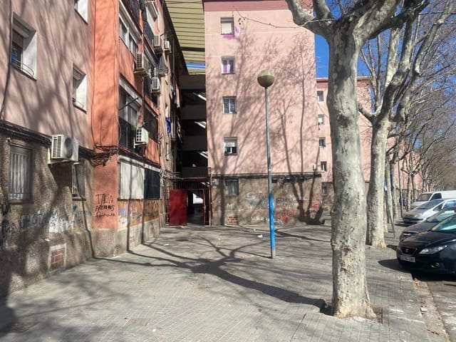 Piso de 3 habitaciones en Badalona en venta - 69.000 € (Ref: 9908643)
