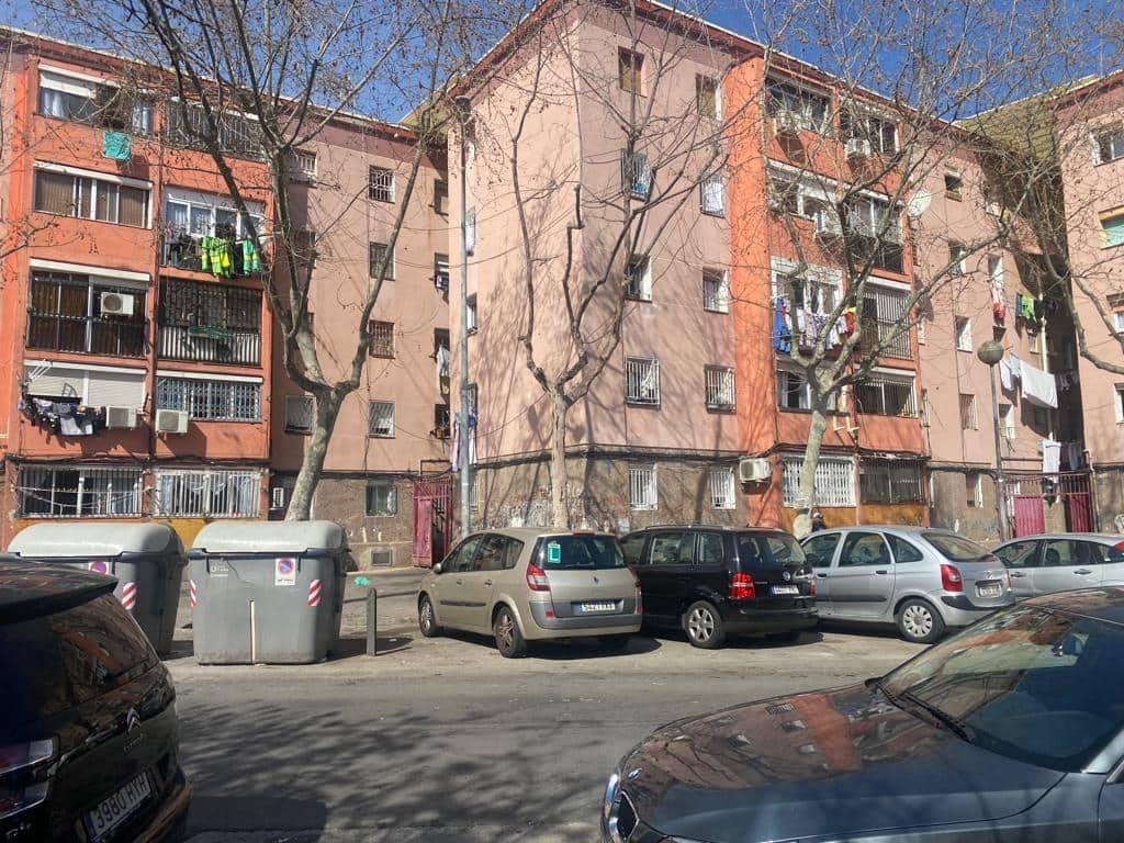 Piso de 3 habitaciones en Badalona en venta - 69.000 € (Ref: 9908643)