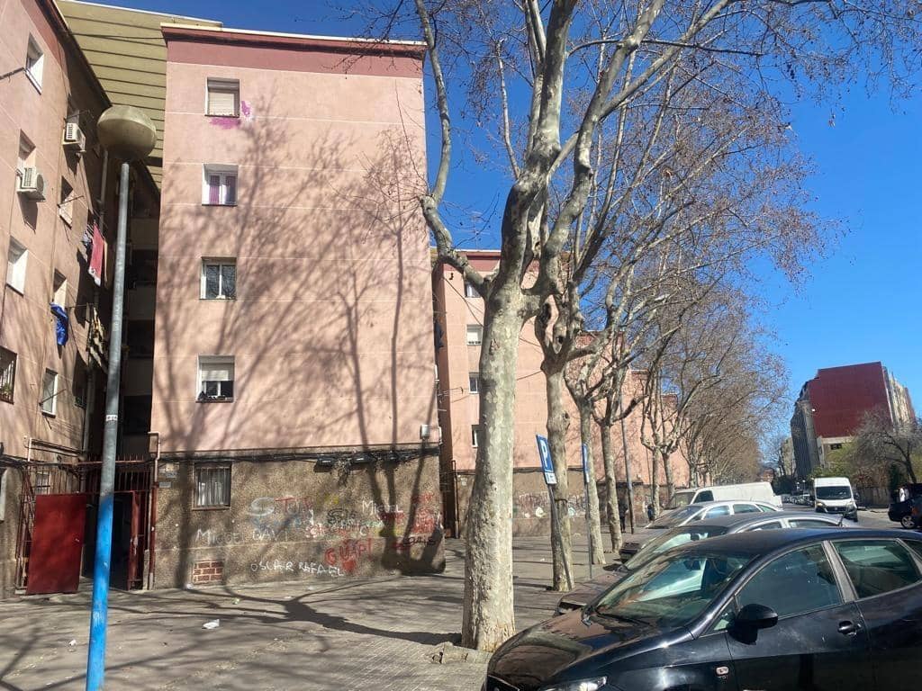 Piso de 3 habitaciones en Badalona en venta - 69.000 € (Ref: 9908643)