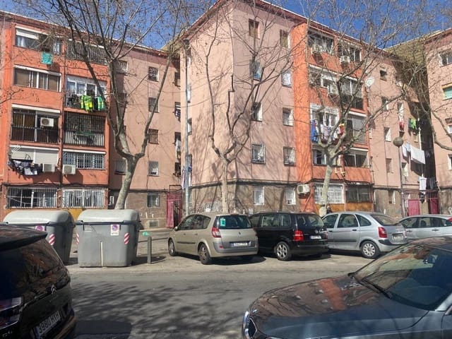 Piso de 3 habitaciones en Badalona en venta - 69.000 € (Ref: 9908643)