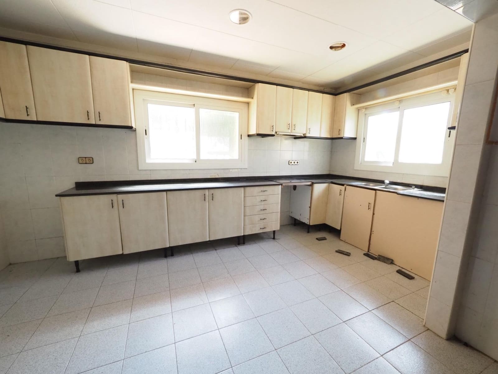 5 makuuhuone Huvila myytävänä paikassa Olesa de Bonesvalls - 265 000 € (Ref: 9908656)