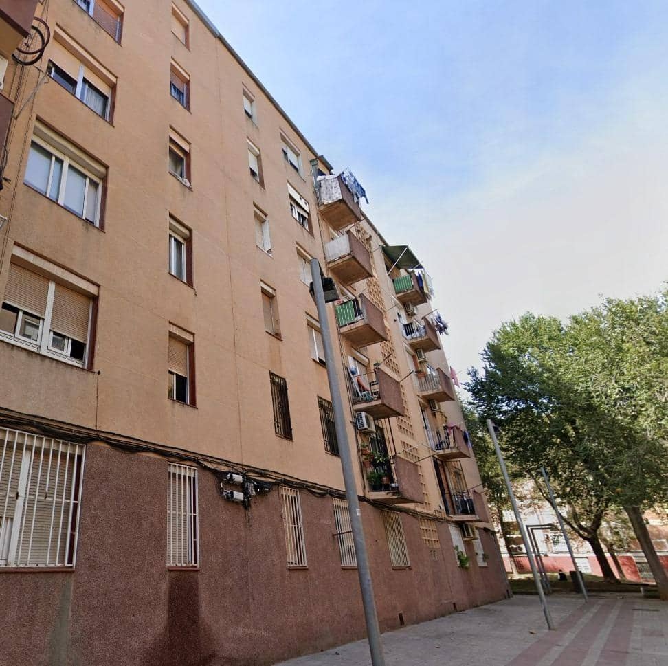 Piso de 3 habitaciones en Barcelona ciudad en venta - 145.000 € (Ref: 9908657)
