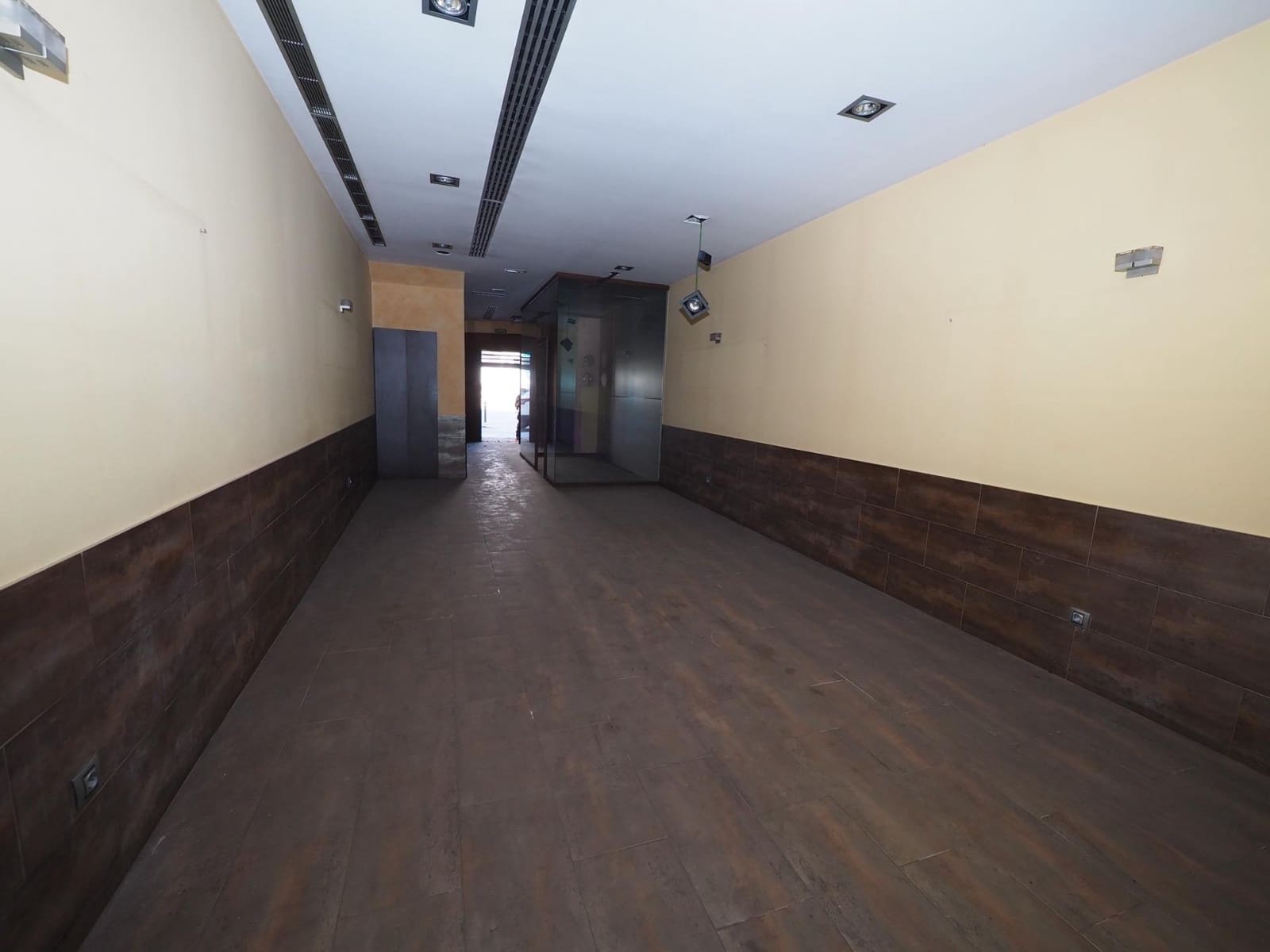 Commercial for sale in Terrassa - € 79,000 (Ref: 9908664)