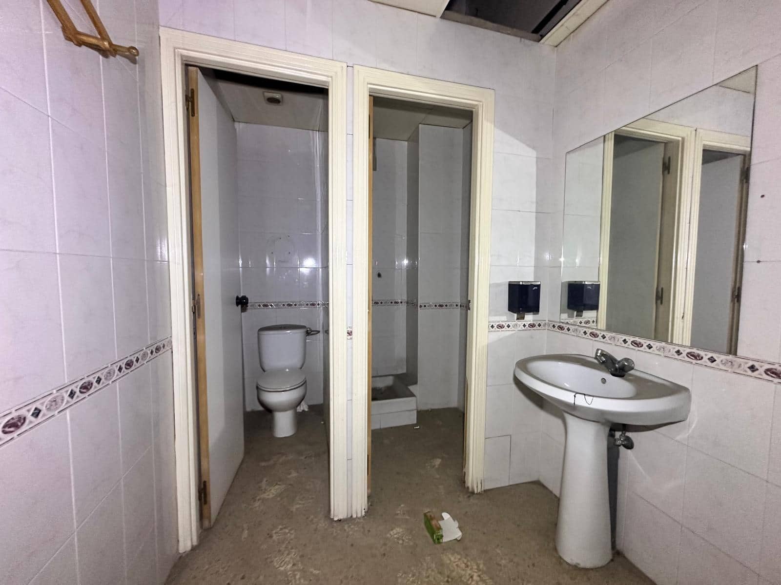 Commercial for sale in Cerdanyola del Valles - € 206,000 (Ref: 9954213)