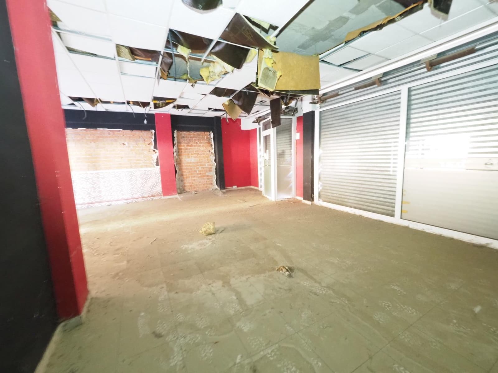 Commercial for sale in Olesa de Montserrat - € 69,000 (Ref: 9957955)