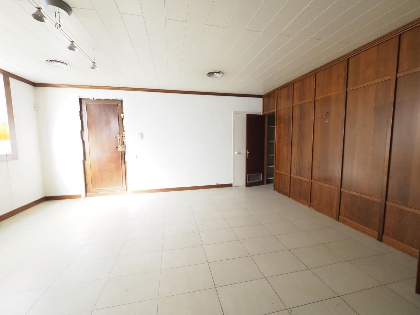 Kaupallinen myytävänä paikassa Manresa - 223 000 € (Ref: 9965257)