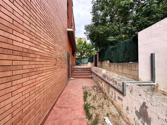 Chalet de 4 habitaciones en Martorelles en venta con garaje - 365.000 € (Ref: 9965259)
