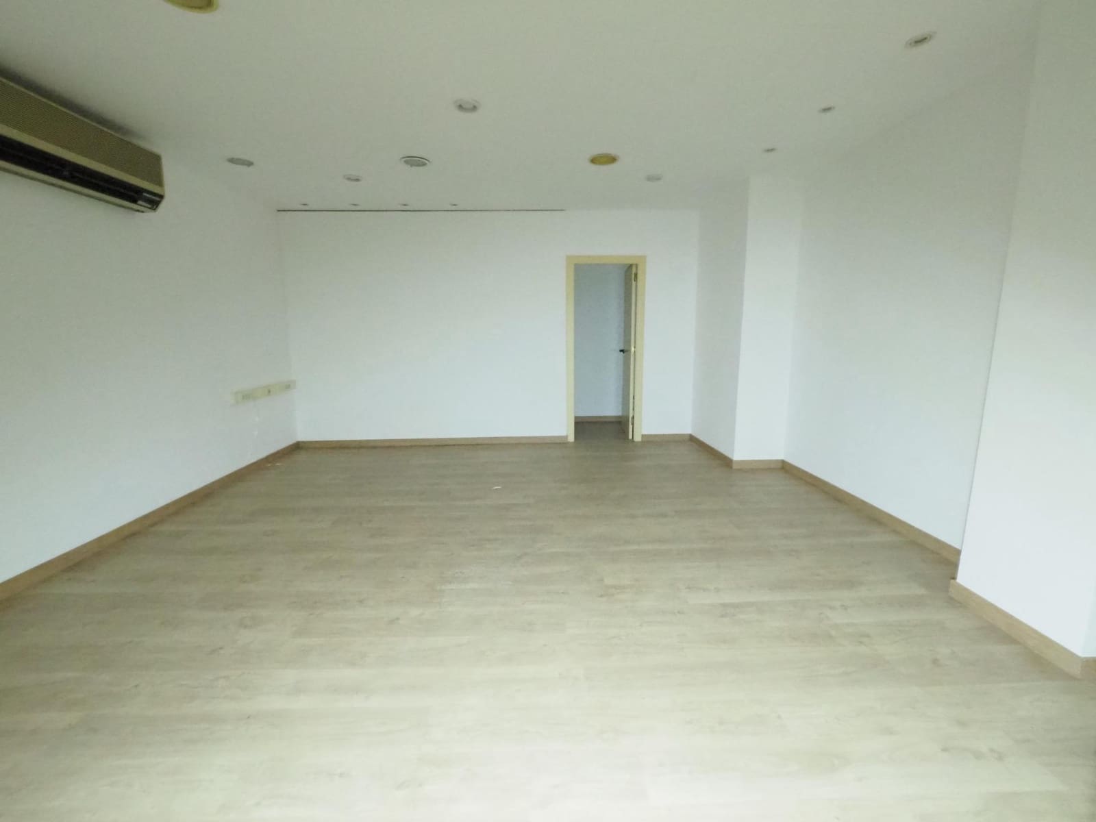 Commercial for sale in Terrassa - € 200,000 (Ref: 9970585)