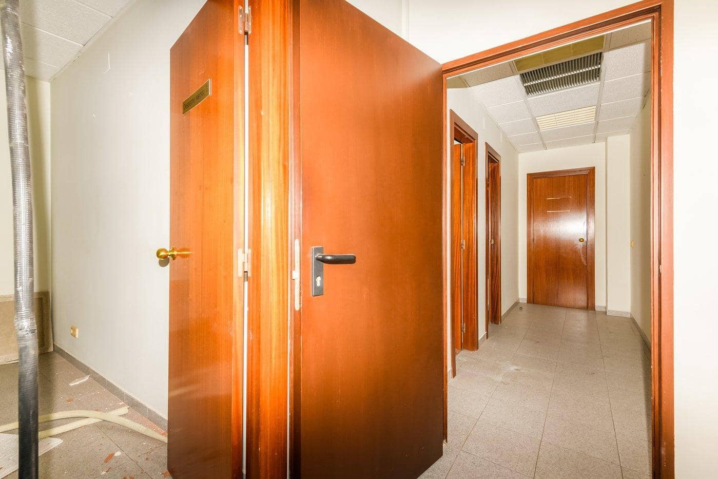 Kaupallinen myytävänä paikassa Castello de la Plana - 194 000 € (Ref: 8162134)