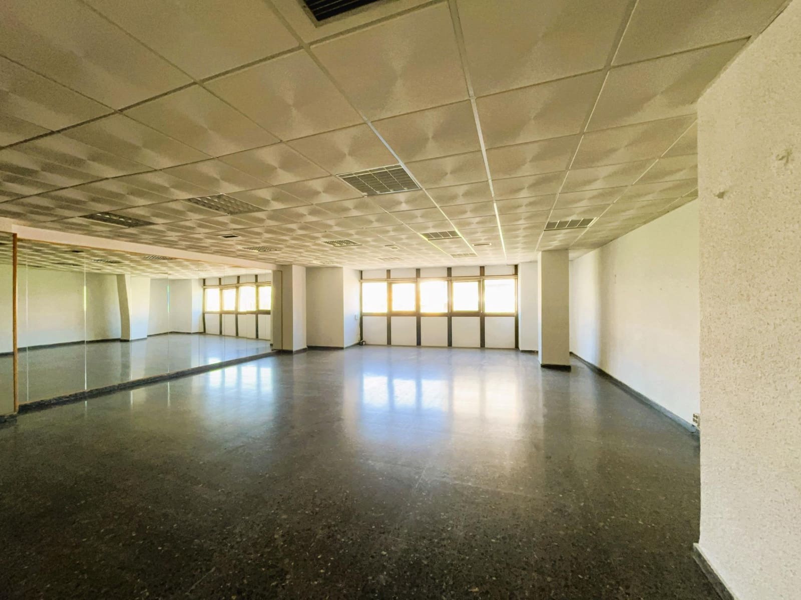 Bureau à vendre à Castello de la Plana - 99 000 € (Ref: 8573988)