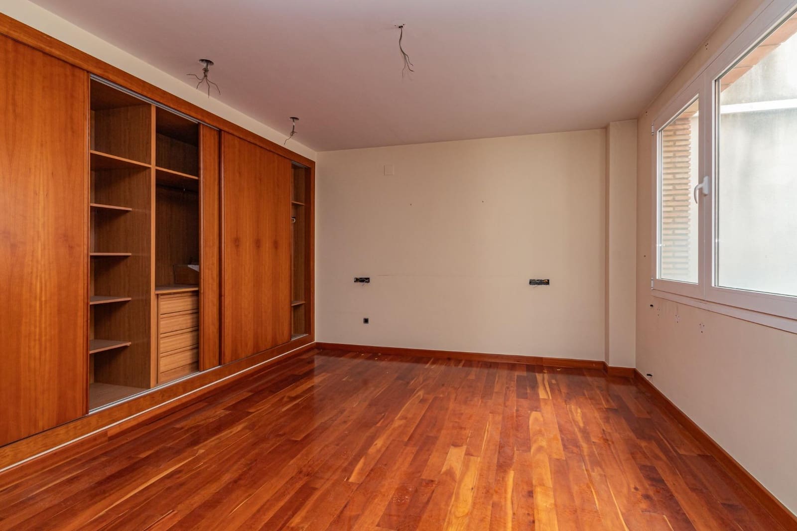 5 sypialnia Willa na sprzedaż w Castello de la Plana z garażem - 600 000 € (Ref: 8828563)