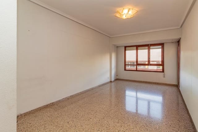 Piso de 4 habitaciones en Este, Castelló de la Plana en venta con garaje - 186.000 € (Ref: 9456201)