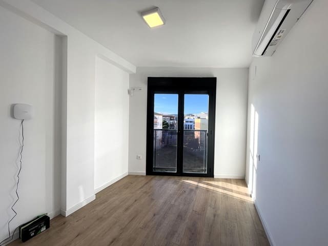 2 bedroom Penthouse for rent in Oropesa  - € 800 (Ref: 9502237)