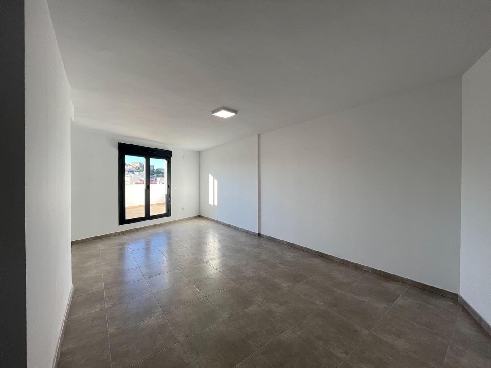 2 bedroom Penthouse for rent in Oropesa  - € 800 (Ref: 9502237)