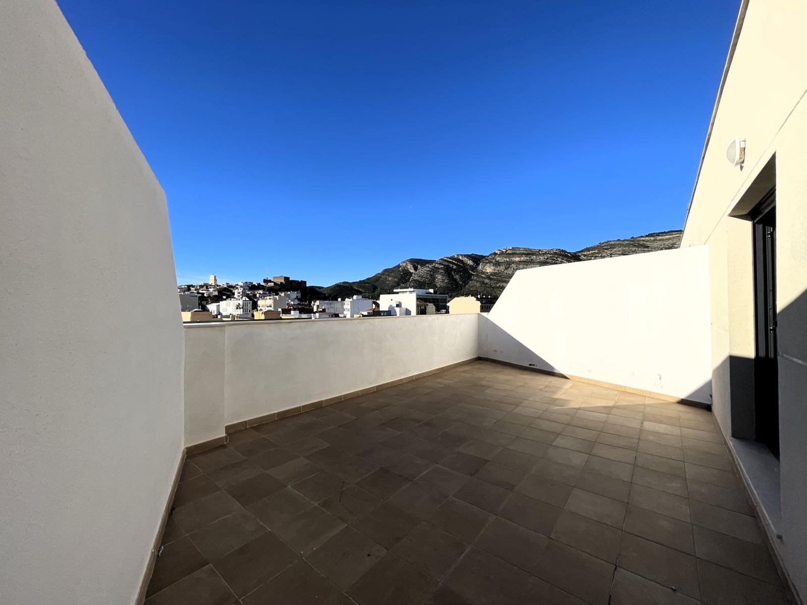 2 bedroom Penthouse for rent in Oropesa  - € 800 (Ref: 9502237)