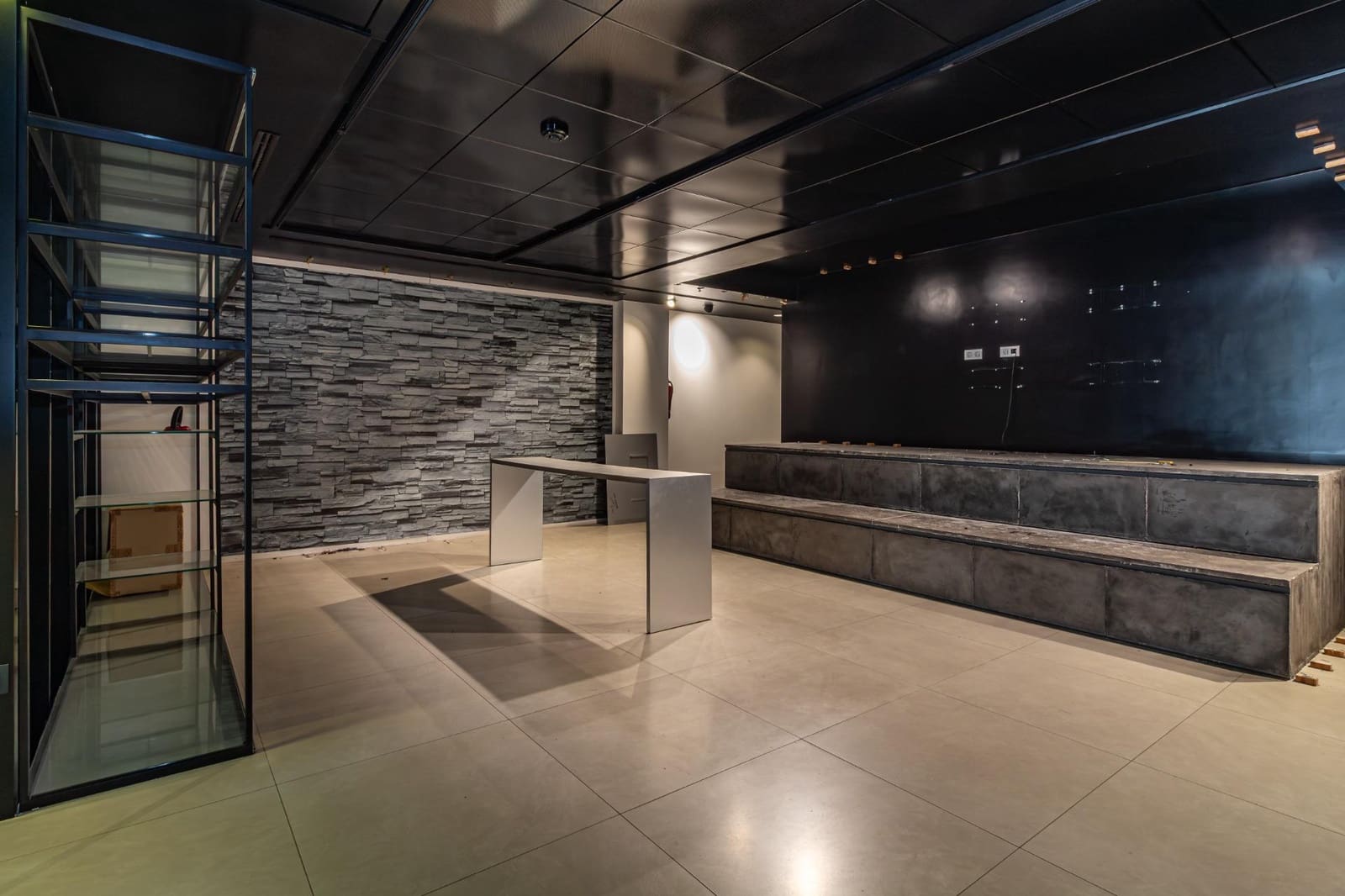 Kommersiell til leie i Castello de la Plana - € 3 900 (Ref: 9806444)