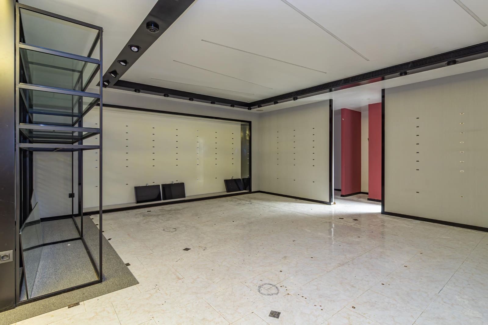 Kommersiell til leie i Castello de la Plana - € 3 900 (Ref: 9806444)