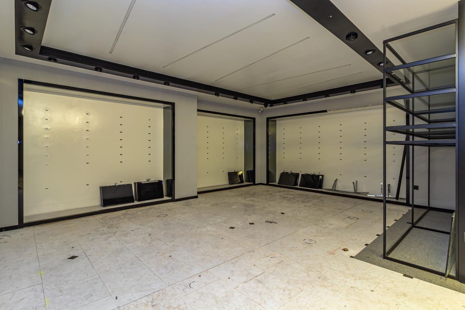 Kommersiell til leie i Castello de la Plana - € 3 900 (Ref: 9806444)