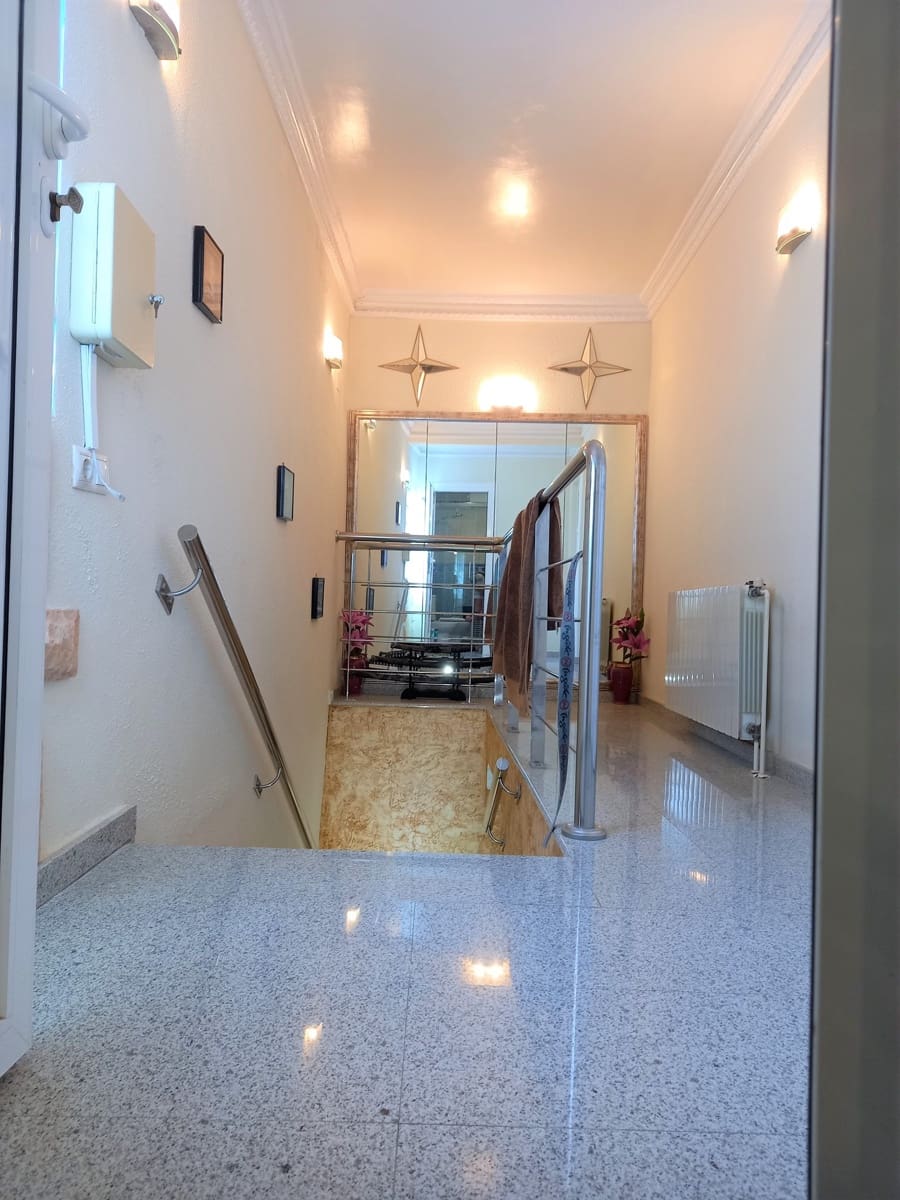 6 bedroom Villa for sale in Guardamar del Segura with pool - € 900,000 (Ref: 9088328)