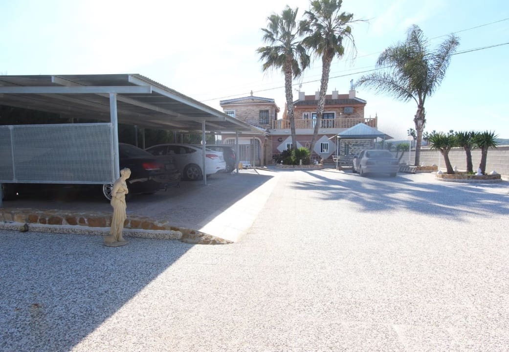 6 bedroom Villa for sale in Guardamar del Segura with pool - € 900,000 (Ref: 9088328)