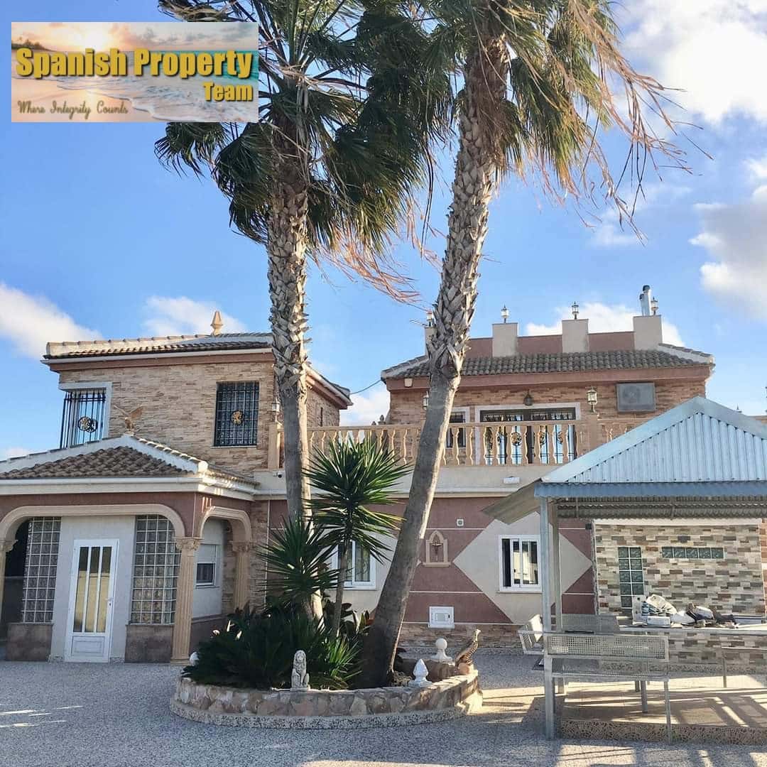 6 bedroom Villa for sale in Guardamar del Segura with pool - € 900,000 (Ref: 9088328)