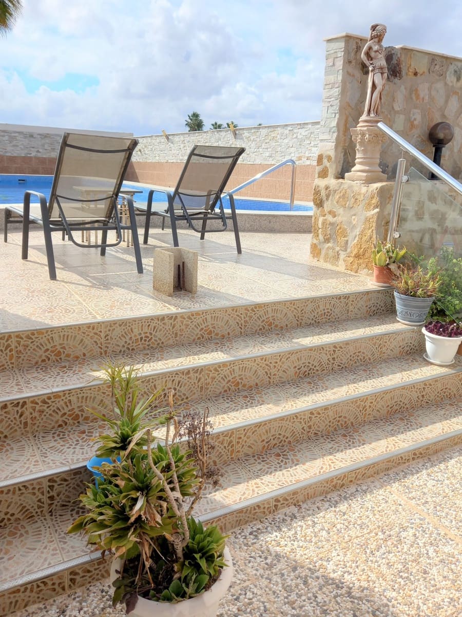 6 bedroom Villa for sale in Guardamar del Segura with pool - € 900,000 (Ref: 9088328)