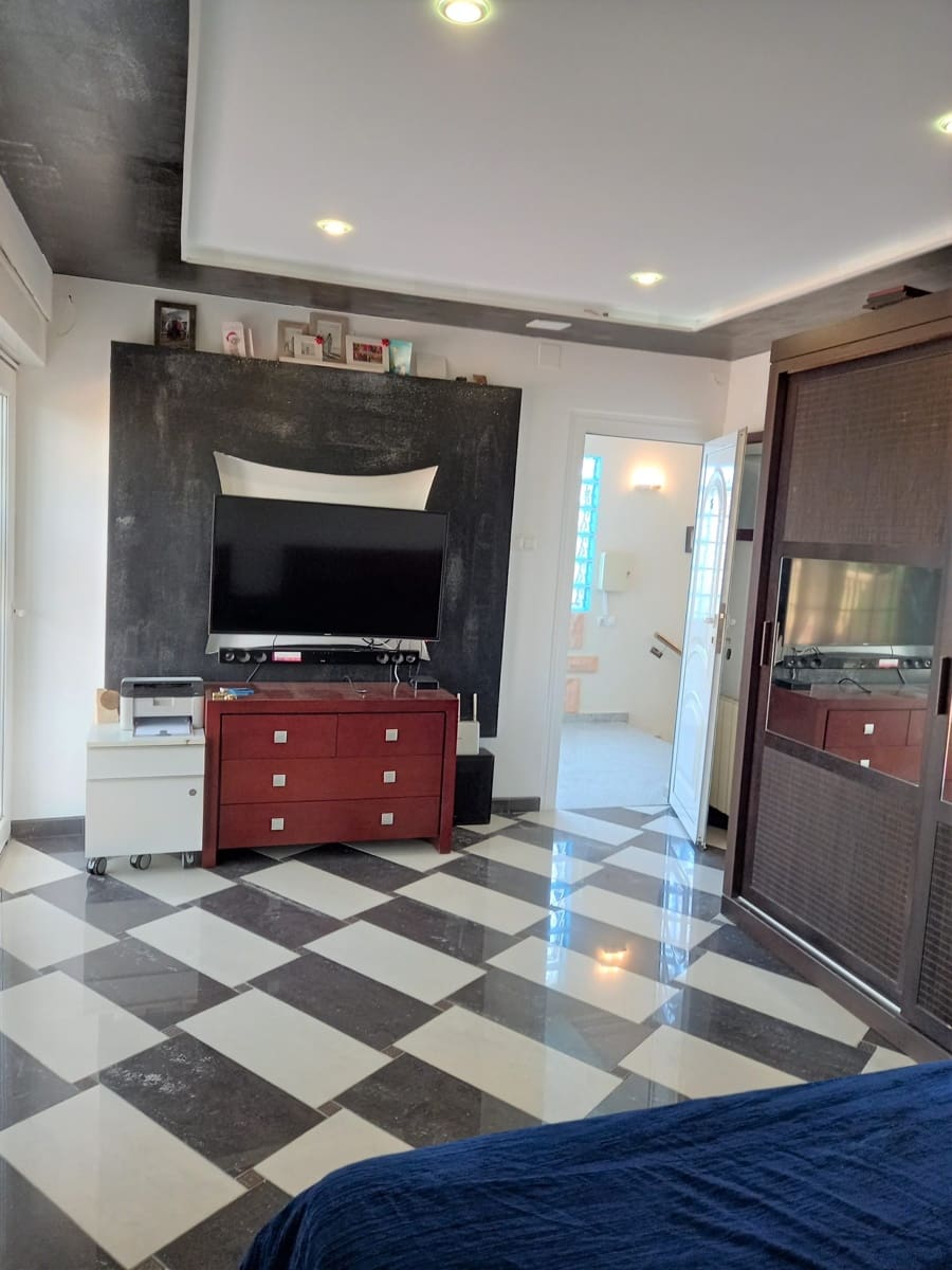 6 bedroom Villa for sale in Guardamar del Segura with pool - € 900,000 (Ref: 9088328)