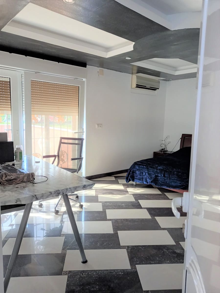 6 bedroom Villa for sale in Guardamar del Segura with pool - € 900,000 (Ref: 9088328)