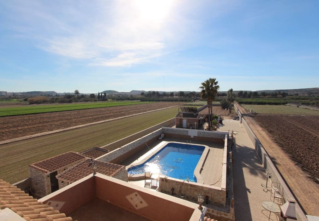 6 bedroom Villa for sale in Guardamar del Segura with pool - € 900,000 (Ref: 9088328)