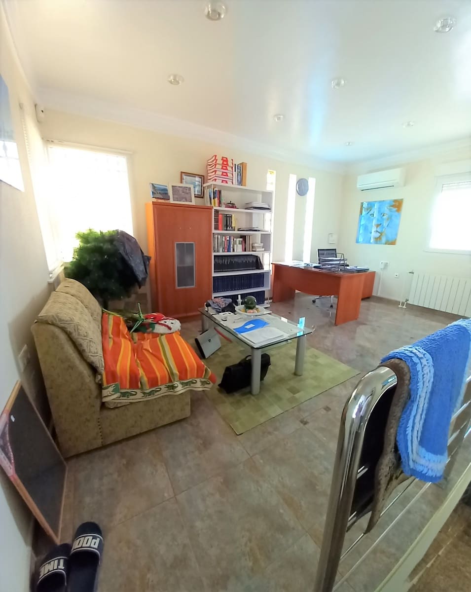 6 bedroom Villa for sale in Guardamar del Segura with pool - € 900,000 (Ref: 9088328)