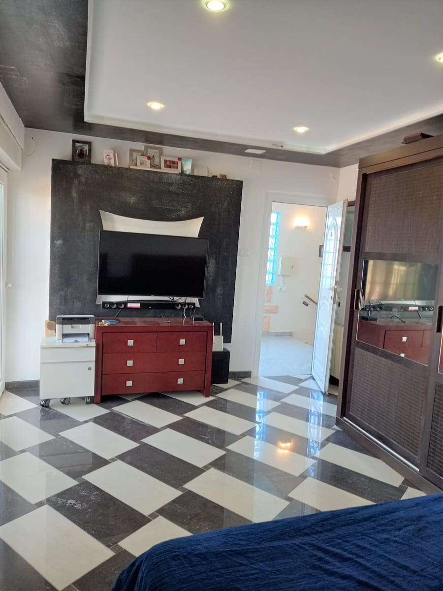 6 bedroom Villa for sale in Guardamar del Segura with pool - € 900,000 (Ref: 9088328)