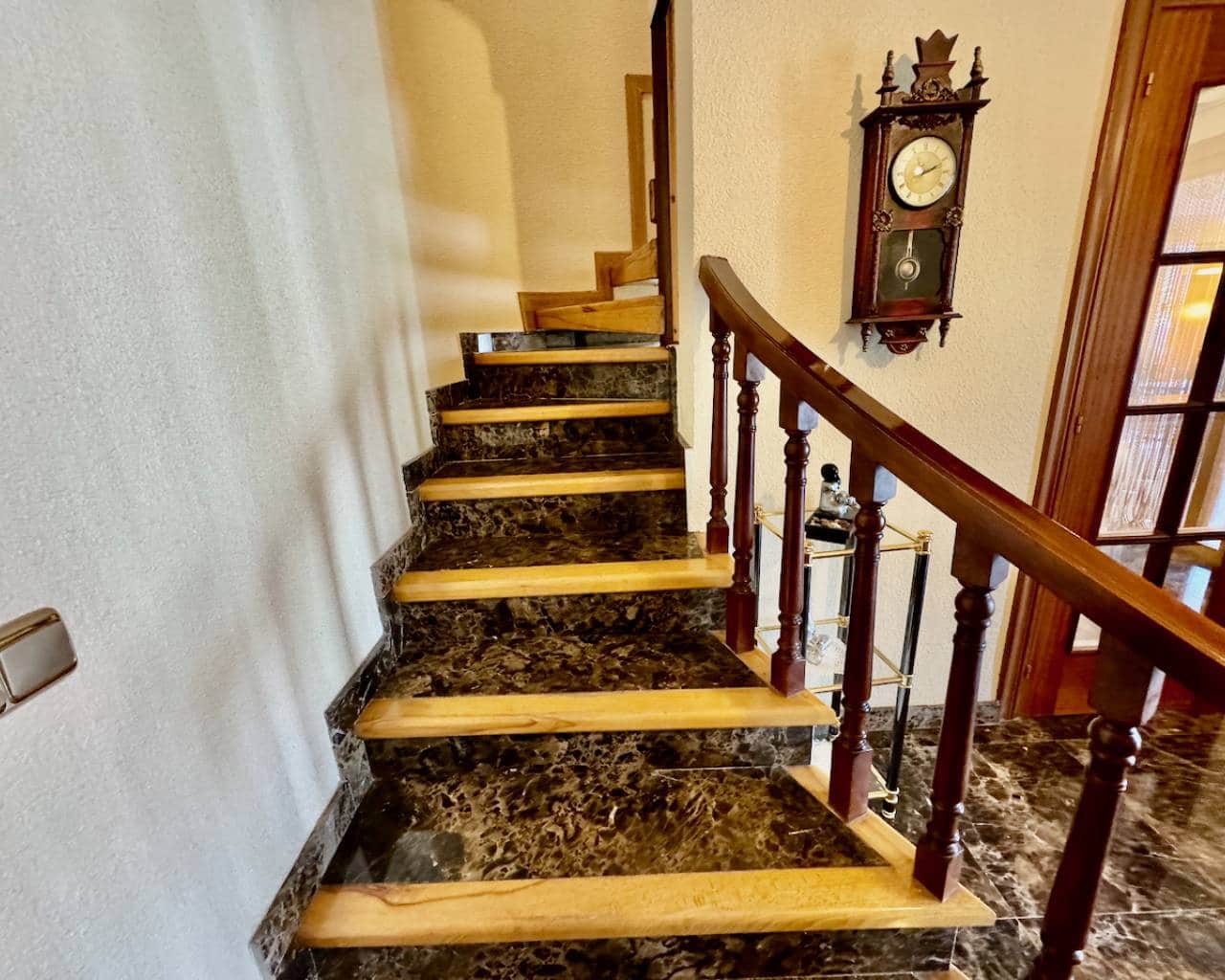 8 makuuhuone Huvila myytävänä paikassa Castalla mukana 
autotalli - 655 000 € (Ref: 9426117)